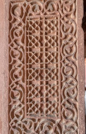 Foto de FATEHPUR SIKRI, INDIA - 4 DE MARZO DE 2018: Relieve de la pared de la habitación en el templo en restos históricos de Panch Mahal en Uttar Pradesh. - Imagen libre de derechos
