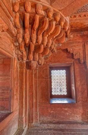 Téléchargez les photos : FATEHPUR SIKRI, INDE - 4 MARS 2018 : Intérieur des vestiges historiques du Panch Mahal dans l'Uttar Pradesh. - en image libre de droit