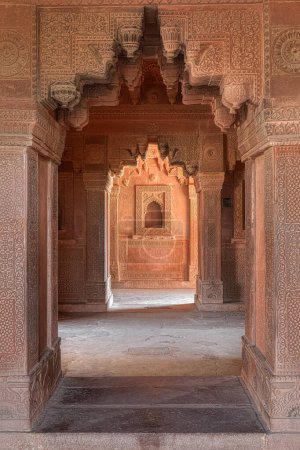 Foto de FATEHPUR SIKRI, INDIA - 4 DE MARZO DE 2018: Interior del templo en restos históricos de Panch Mahal en Uttar Pradesh. - Imagen libre de derechos