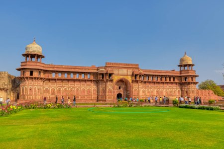 Téléchargez les photos : AGRA, INDE - 4 MARS 2018 : Les visiteurs visitent les vestiges historiques du fort Agra, site du patrimoine mondial de l'UNESCO également connu sous le nom de Lal Qila et Fort Rouge. - en image libre de droit