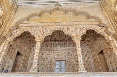 Téléchargez les photos : AGRA, INDE - 4 MARS 2018 : Détail du mur de la salle publique Diwan-i-Am d'Agra Fort Site du patrimoine mondial de l'UNESCO également connu sous le nom de Lal Qila et Fort Rouge. - en image libre de droit