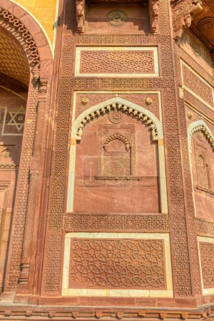 Foto de AGRA, INDIA - 4 DE MARZO DE 2018: Restos de Agra Fort UNESCO Patrimonio de la Humanidad también conocido como Lal Qila y Fort Rouge. - Imagen libre de derechos