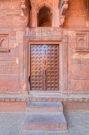 Foto de AGRA, INDIA - 4 DE MARZO DE 2018: Visitantes visitando restos históricos del Fuerte Agra Patrimonio de la Humanidad de la UNESCO también conocidos como Lal Qila y Fort Rouge. - Imagen libre de derechos