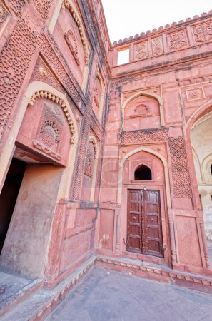 Téléchargez les photos : AGRA, INDE - 4 MARS 2018 : Restes du site du patrimoine mondial d'Agra Fort UNESCO également connu sous le nom de Lal Qila et Fort Rouge. - en image libre de droit