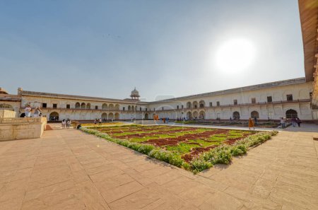 Foto de AGRA, INDIA - 4 DE MARZO DE 2018: Visitantes visitando restos históricos del Fuerte Agra Patrimonio de la Humanidad de la UNESCO también conocidos como Lal Qila y Fort Rouge. - Imagen libre de derechos
