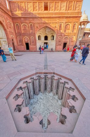 Téléchargez les photos : AGRA, INDE - 4 MARS 2018 : Les visiteurs visitent les vestiges historiques du fort Agra, site du patrimoine mondial de l'UNESCO également connu sous le nom de Lal Qila et Fort Rouge. - en image libre de droit