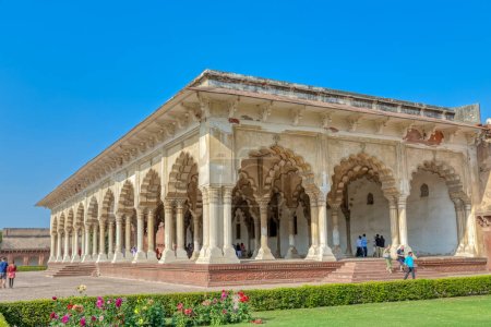 Téléchargez les photos : AGRA, INDE - 4 MARS 2018 : Les visiteurs visitent les vestiges historiques de la salle publique Diwan-i-Am d'Agra Fort Site du patrimoine mondial de l'UNESCO également connu sous le nom de Lal Qila et Fort Rouge. - en image libre de droit