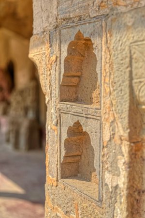 Foto de Detalle del ornamento en la pared del corredor alrededor del gigante Chand Baori Stepwell antiguo en la aldea histórica Abhaneri en el estado de Rajasthan en la India. - Imagen libre de derechos