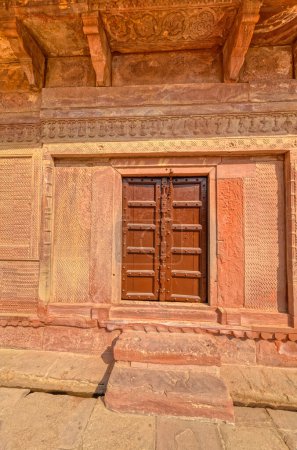 Téléchargez les photos : FATEHPUR SIKRI, INDE - 4 MARS 2018 : Porte en bois des vestiges historiques du Panch Mahal dans l'Uttar Pradesh. - en image libre de droit