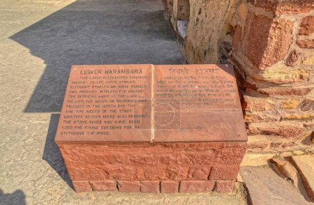 Foto de FATEHPUR SIKRI, INDIA - 4 DE MARZO DE 2018: Detalle de la línea de piedra en restos históricos del Bajo Haramsara en Panch Mahal. - Imagen libre de derechos