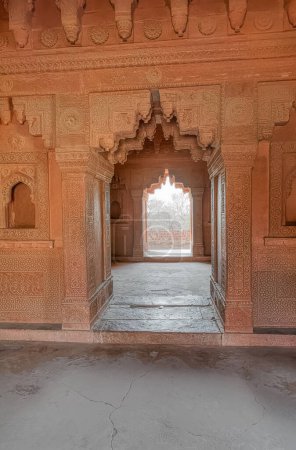 Foto de FATEHPUR SIKRI, INDIA - 4 DE MARZO DE 2018: Interior del templo en restos históricos de Panch Mahal en Uttar Pradesh. - Imagen libre de derechos