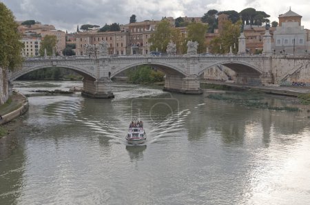 Foto de ROMA, ITALIA - 26 de septiembre de 2019 Hermosa vista del Ponte Vittorio Emanuele II en un día nublado. - Imagen libre de derechos