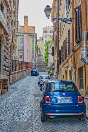 Foto de ROMA, ITALIA - 26 de septiembre de 2019 Saint Onofrio calle estrecha en el centro de la ciudad. - Imagen libre de derechos