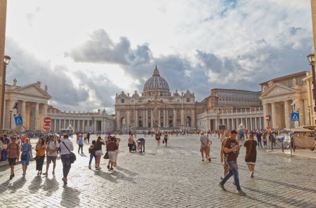 Téléchargez les photos : ROME, ITALIE - 26 septembre 2019 Visiteurs de la basilique Saint-Pierre sur la place Saint-Pierre à Vatican
. - en image libre de droit