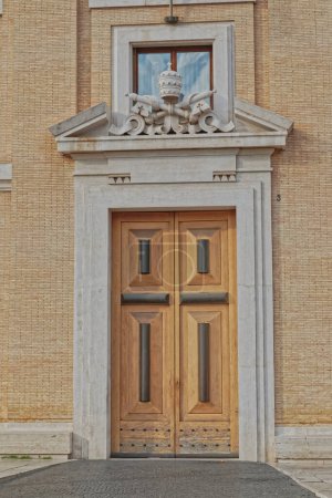 Foto de Antigua puerta de madera en la Plaza de San Pedro en la Ciudad del Vaticano Italia. - Imagen libre de derechos