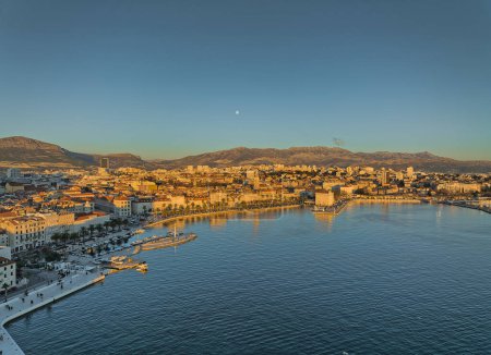 Téléchargez les photos : SPLIT, CROATIE - 16 janvier 2022 : Vue aérienne panoramique de la vieille ville historique. - en image libre de droit