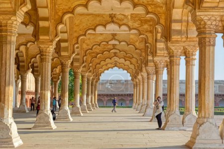 Téléchargez les photos : AGRA, INDE - 4 MARS 2018 : Les visiteurs visitent les vestiges historiques de la salle publique Diwan-i-Am d'Agra Fort Site du patrimoine mondial de l'UNESCO également connu sous le nom de Lal Qila et Fort Rouge. - en image libre de droit