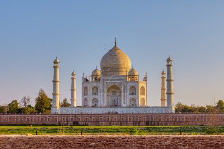 Foto de AGRA, INDIA - 4 DE MARZO DE 2018: Turistas haciendo turismo, explorando y admirando la famosa vista del Taj Mahal desde el otro lado del río Yamuna. - Imagen libre de derechos