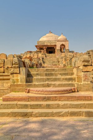 Téléchargez les photos : Une vue sur le géant antique Chand Baori Stepwell dans le village historique Abhaneri dans l'état du Rajasthan en Inde. - en image libre de droit