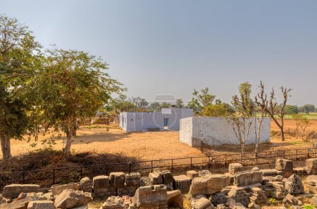 Téléchargez les photos : Village historique Abhaneri par les ruines antiques du temple Harshat Mata dans l'Inde Rajasthan. - en image libre de droit