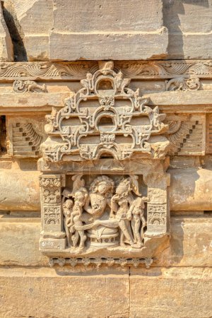 Téléchargez les photos : Gros plan sur la pierre sculptée du VIIIe-IXe siècle dans le temple Harshshat Mata dans le village historique Abhaneri dans l'état du Rajasthan Inde. - en image libre de droit