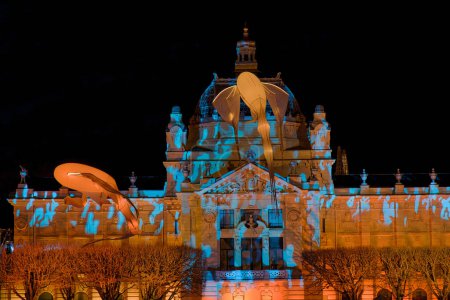 Foto de ZAGREB, CROACIA - 17 de marzo de 2023: La capital croata se transforma en un espectáculo de luces con el Festival de las Luces en el pabellón de arte en la plaza Tomislav. Esta obra celebra la llegada de la primavera. - Imagen libre de derechos