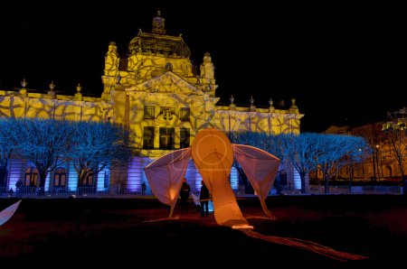 Téléchargez les photos : ZAGREB, CROATIE - 17 mars 2023 : La capitale croate transformée en spectacle de lumière avec le festival des lumières au pavillon d'art sur la place Tomislav. Cette œuvre célèbre l'arrivée du printemps. - en image libre de droit