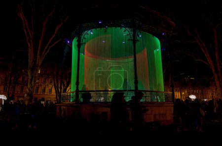 Téléchargez les photos : ZAGREB, CROATIE - 17 mars 2023 : La capitale croate transformée en spectacle de lumière avec la Fête des Lumières sur la place Zrinjevac. Cette œuvre célèbre l'arrivée du printemps. - en image libre de droit