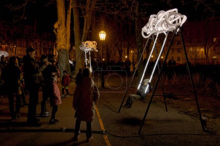 Foto de ZAGREB, CROACIA - 17 de marzo de 2023: La capital croata se transforma en un espectáculo de luces con el Festival de las Luces en la plaza Zrinjevac. Esta obra celebra la llegada de la primavera. - Imagen libre de derechos