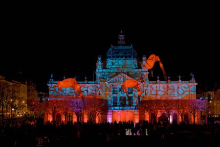 Téléchargez les photos : ZAGREB, CROATIE - 17 mars 2023 : La capitale croate transformée en spectacle de lumière avec le festival des lumières au pavillon d'art sur la place Tomislav. Cette œuvre célèbre l'arrivée du printemps. - en image libre de droit