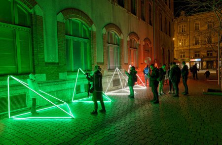 Téléchargez les photos : ZAGREB, CROATIE - 17 mars 2023 : La capitale croate transformée en spectacle de lumière avec le Festival des lumières de la rue Kurelceva. Cette œuvre célèbre l'arrivée du printemps. - en image libre de droit