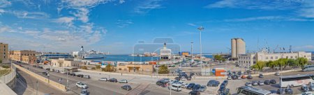 Téléchargez les photos : BARI, ITALIE - 26 septembre 2019 Vue panoramique de la Garde côtière et des traversiers ancrés dans le port de la ville par une journée ensoleillée. - en image libre de droit