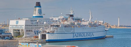 Foto de BARI, ITALIA - 26 de septiembre de 2019 Ferries anclados Jadrolinija y Ventouris Ferries en el puerto de la ciudad en un día nublado. - Imagen libre de derechos