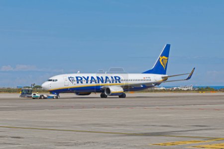 Téléchargez les photos : BARI, ITALIE - 26 septembre 2019 Ryanair SP-RSO Boeing sur la piste de l'aéroport international Karol Wojtyla. - en image libre de droit
