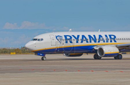 Foto de BARI, ITALIA - 26 de septiembre de 2019 Ryanair SP-RSO Boeing en la pista del Aeropuerto Internacional Karol Wojtyla. - Imagen libre de derechos