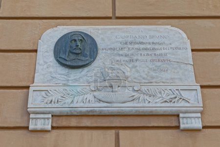 Foto de BARI, ITALIA - 26 de septiembre de 2019 Giordano Bruno placa conmemorativa en la pared del edificio viejo. - Imagen libre de derechos