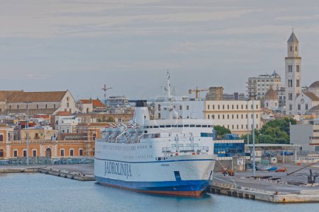 Téléchargez les photos : BARI, ITALIE - 26 septembre 2019 Ferry ancré Jadrolinija dans le port de la ville par une journée nuageuse. - en image libre de droit