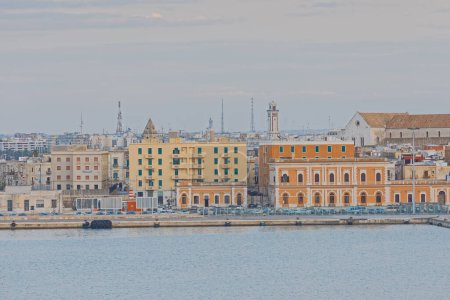 Foto de BARI, ITALIA - 26 de septiembre de 2019 Edificios antiguos en la vista frente al mar desde el ferry en el puerto de la ciudad. - Imagen libre de derechos