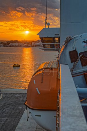 Téléchargez les photos : BARI, ITALIE - Le 26 septembre 2019 Vue de la Garde côtière sur le port de la ville au coucher du soleil. - en image libre de droit