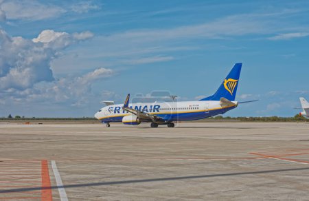 Foto de BARI, ITALIA - 26 de septiembre de 2019 Ryanair SP-RSO Boeing en la pista del Aeropuerto Internacional Karol Wojtyla. - Imagen libre de derechos