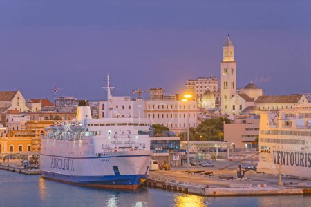 Foto de BARI, ITALIA - 26 de septiembre de 2019 Ferries anclados Jadrolinija Dubrovnik y Ventouris Ferries en el puerto de la ciudad al atardecer. - Imagen libre de derechos