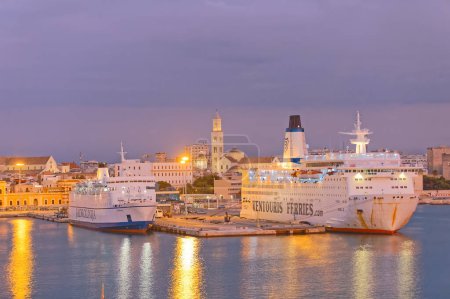 Foto de BARI, ITALIA - 26 de septiembre de 2019 Ferries anclados Jadrolinija Dubrovnik y Ventouris Ferries en el puerto de la ciudad al atardecer. - Imagen libre de derechos
