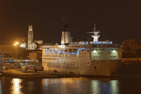 Foto de BARI, ITALIA - 26 de septiembre de 2019 ferry anclado Ventouris Ferries en el puerto de la ciudad por la noche. - Imagen libre de derechos