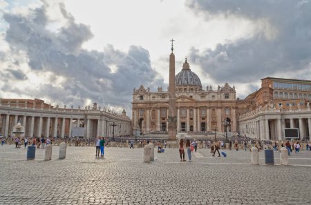 Foto de ROMA, ITALIA - 26 de septiembre de 2019 Visitantes visitando la Basílica de San Pedro en la Plaza de San Pedro en la Ciudad del Vaticano
. - Imagen libre de derechos