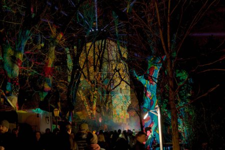 Foto de ZAGREB, CROACIA - 17 de marzo de 2023: La capital croata se transforma en un espectáculo de luces con el Festival de las Luces en Kula Lotrscak vista desde el paseo Strossmayer. - Imagen libre de derechos