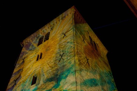 Téléchargez les photos : ZAGREB, CROATIE - 17 mars 2023 : La capitale croate transformée en spectacle de lumière avec le Festival des Lumières de Kula Lotrscak. Cette œuvre célèbre l'arrivée du printemps. - en image libre de droit