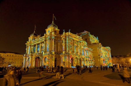 Téléchargez les photos : ZAGREB, CROATIE - 17 mars 2023 : La capitale croate transformée en spectacle de lumière avec la Fête des Lumières à HNK Trg republike. Cette œuvre célèbre l'arrivée du printemps. - en image libre de droit