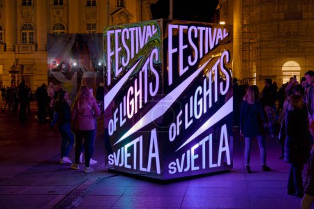 Téléchargez les photos : ZAGREB, CROATIE - 17 mars 2023 : La capitale croate transformée en spectacle de lumière avec le Festival des lumières de la place principale Ban Jelacic. Cette œuvre célèbre l'arrivée du printemps. - en image libre de droit