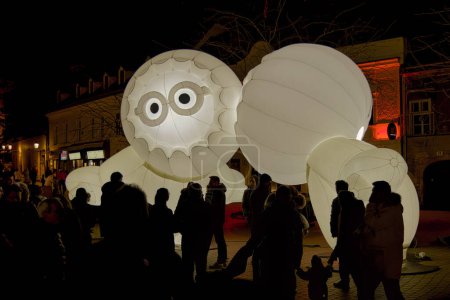 Téléchargez les photos : ZAGREB, CROATIE - 17 mars 2023 : La capitale croate transformée en spectacle de lumière avec le Festival des Lumières sur la place européenne. Cette œuvre célèbre l'arrivée du printemps. - en image libre de droit