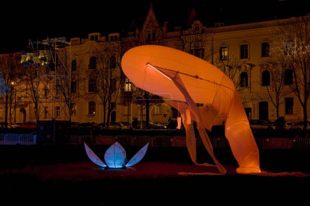 Foto de ZAGREB, CROACIA - 17 de marzo de 2023: La capital croata se transforma en un espectáculo de luces con el Festival de las Luces en el pabellón de arte en la plaza Tomislav. Esta obra celebra la llegada de la primavera. - Imagen libre de derechos